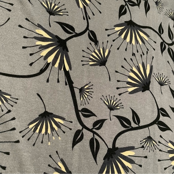 Daisy Print T Shirt Dress. - Picture 5 of 6